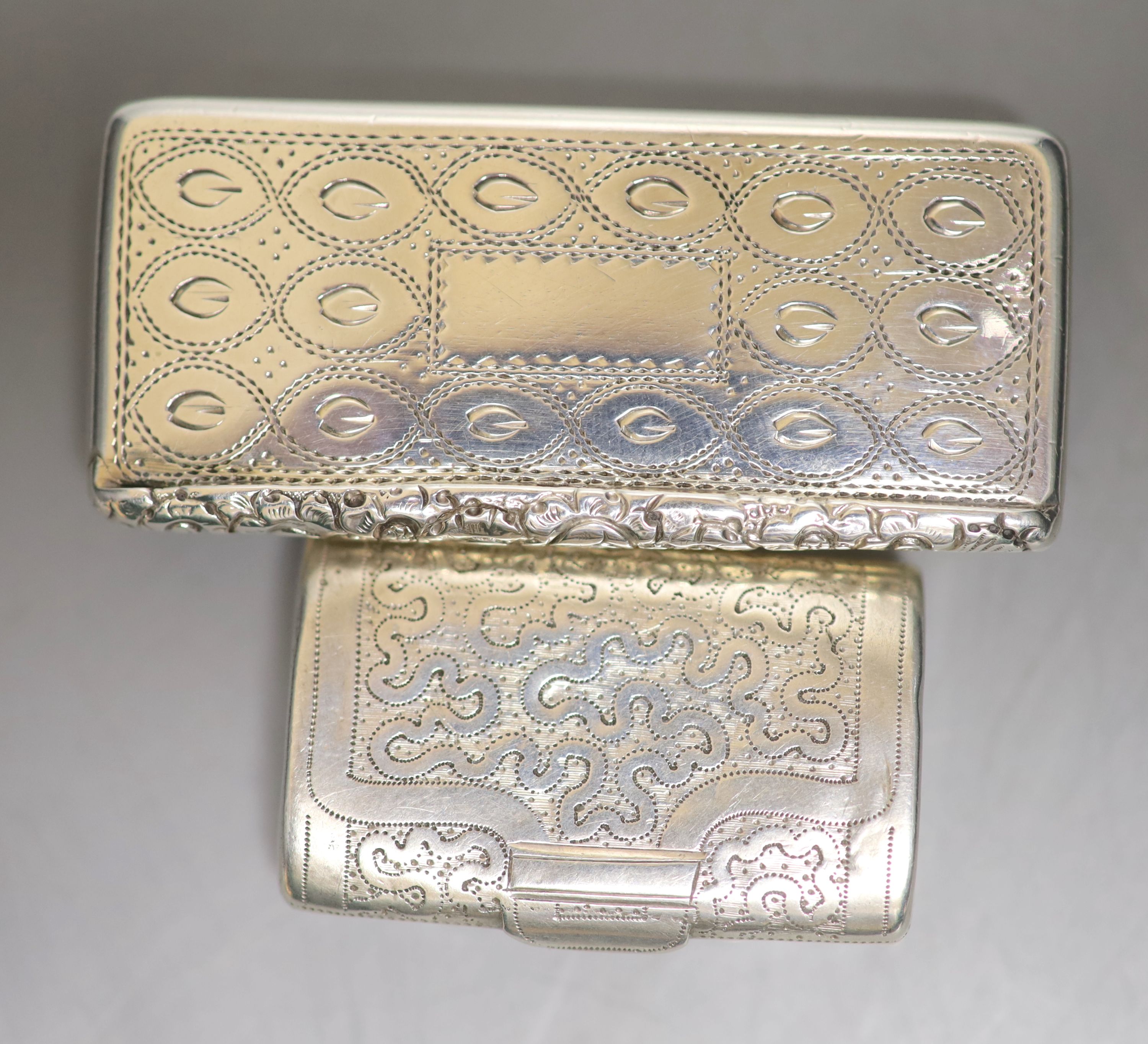 A George III silver vinaigrette and a George IV silver snuff box, W 3.75cm & 6cm